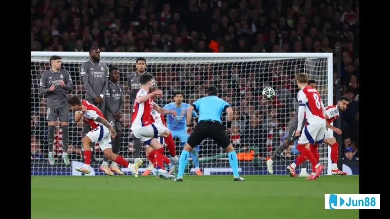 Declan Rice thi đấu đầy bản lĩnh