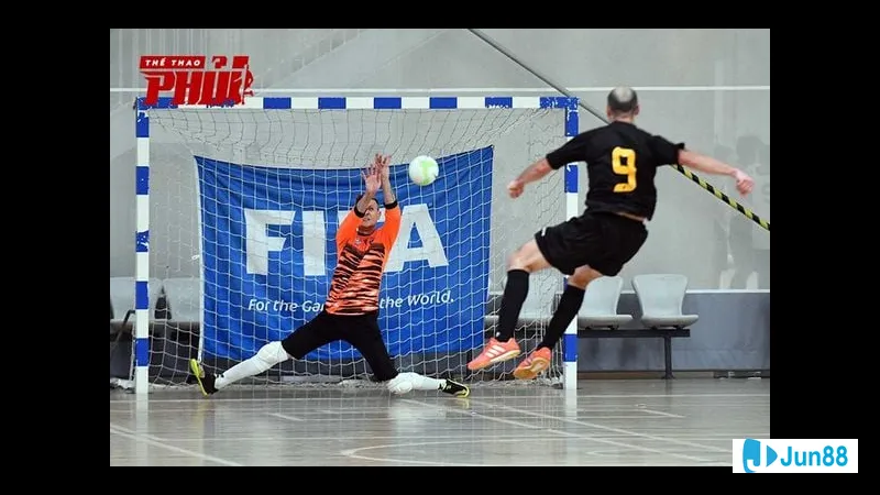 Cầu thủ tung cú đá phạt đền Cầu thủ tung cú đá phạt đền