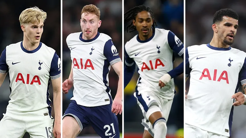 Cầu thủ Tottenham và Newcastle tranh chấp quả bóng trên sân cỏ